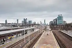 Widok z przejścia nad torami w kierunku Warszawy Głównej