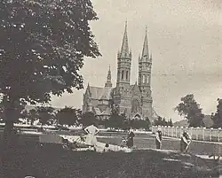 Zdjęcie. Fotografia z Przewodnika po Tarnowie z 1929 roku przedstawia fragment plant i kościół Świetej Rodziny.