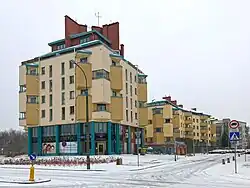 Budynek przy ul. Przy Bażantarni 11, widok od południa. Widoczny motyw kostki Rubika na narożnikach i wysokie kominy