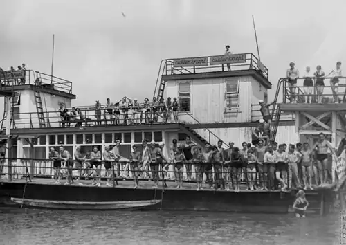 Pływająca przystań klubowa na Wiśle