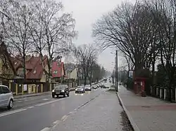 Ulica Kazimierza Pułaskiego przebiegająca ze wschodu na zachód – główna aleja dawnego Miasta Ogrodu