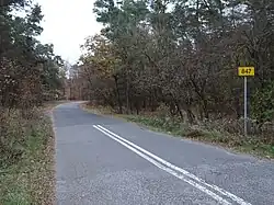 Początek drogi tuż za skrzyżowaniem z DW801