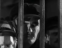 Kadr z filmu Dezerter: robotnik uwięziony za kratami