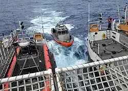 Rufowa rampa dla łodzi motorowych na USCG „Munro”.