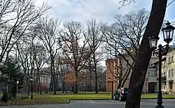 Park obok pałacu, jedyny ocalały fragment ogrodów na Wesołej