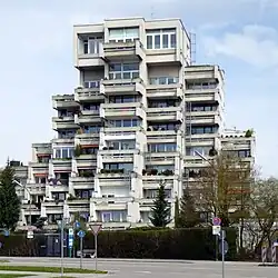 Modernistyczny blok mieszkalny (tarasowiec) w Putzbrunn w Niemczech Zachodnich z 1972