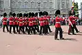 Przemarsz oddziału brytyjskiej straży królewskiej podczas ceremonii zmiany warty