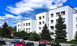 Wnętrze osiedla, blok przy ul. Schweitzera 1