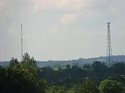 RON w Lidzbarku Warmińskim (po lewej) i maszt PLUS GSM (po prawej)