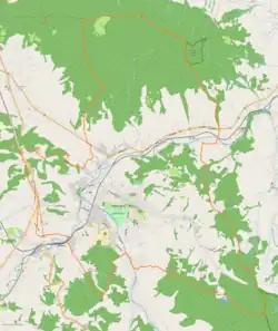 Mapa konturowa Rabki-Zdroju, blisko centrum na lewo znajduje się punkt z opisem „Teatr Rabcio”