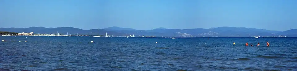 Zachodnia część zatoki Hyères widziana z plaży la Bergerie