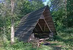 Wiata w pobliżu przełęczy po polskiej stronie