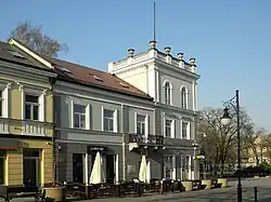 Klasycystyczna kamienica usytuowana na rogu placu i ulicy Żeromskiego.