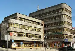 Dom Rzemiosła usytuowany na rogu z ulicą Kilińskiego.