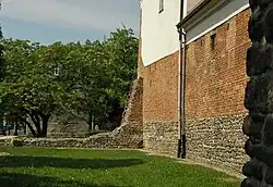 Zachowany fragment murów miejskich.