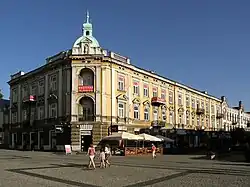 Róg ulic Moniuszki i Żeromskiego – eklektyczna kamienica czynszowa z przełomu XIX i XX wieku. W I połowie XX wieku w narożnym lokalu na parterze mieściło się wiele popularnych cukierni.