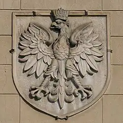 Herb Polski nad głównym wejściem