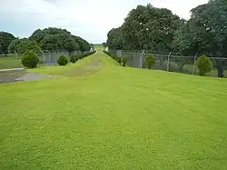 Kolejny widok na wejście do miejsca pamięci