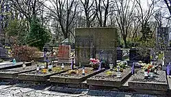 Groby aktorów teatru Rozmaitości, którzy zginęli 14 grudnia 1966 w wypadku autobusu w Lubniu.