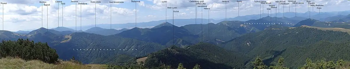 Widok ze szczytu Rakytov na masyw Lubeny i Tlstej (po lewej stronie panoramy)