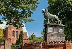 Pomnik przy katedrze