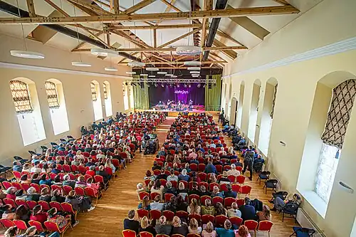 Wnętrze dworu po przebudowie z lat 60. XX wieku