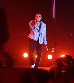 Rauw Alejandro występujący na scenie podczas Vice Versa Tour