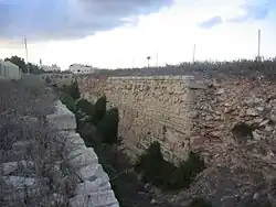 Widok wzdłuż tylnej fosy w kierunku grobli