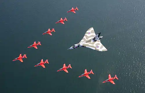 Vulcan podczas defilady lotniczej wraz z samolotami zespołu akrobacyjnego Red Arrows