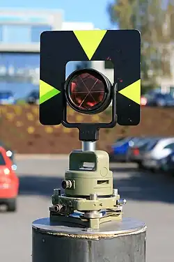 Pryzmat zamontowany na spodarce.