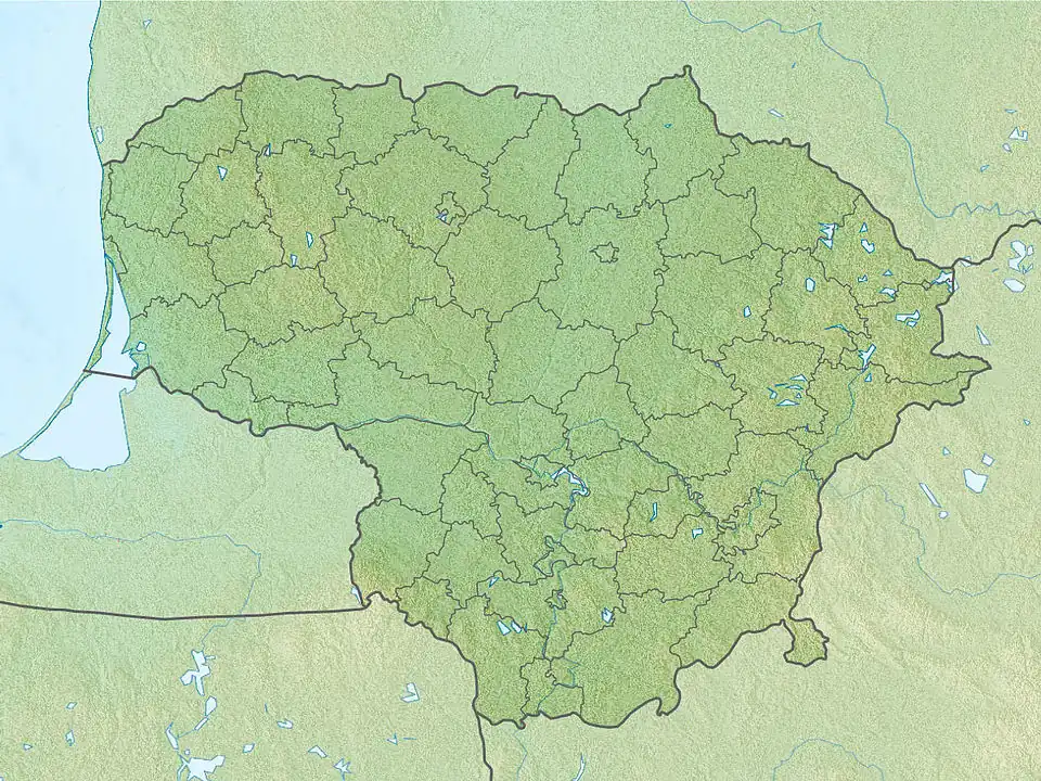 Mapa konturowa Litwy, po prawej nieco na dole znajduje się czarny trójkącik z opisem „Góra Trzykrzyska”