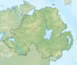 Mapa konturowa Irlandii Północnej, blisko górnej krawiędzi nieco na prawo znajduje się punkt z opisem „Rathlin”