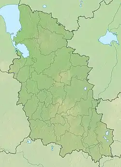Mapa konturowa obwodu pskowskiego, na dole po lewej znajduje się punkt z opisem „źródło”, natomiast blisko centrum na lewo znajduje się punkt z opisem „ujście”