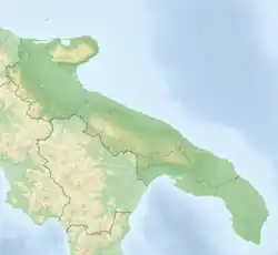 Mapa konturowa Apulii, po lewej znajduje się punkt z opisem „miejsce bitwy”