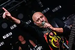 Remigiusz "Remo" Mielczarek na scenie w klubie Klubopiwiarnia w Łodzi w październiku 2022 roku.