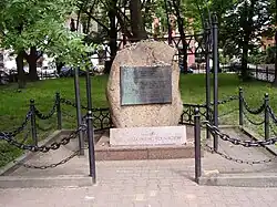 ul. Szeroka. Pomnik upamiętniający 65 000 Żydów  z Krakowa i okolic zamordowanych przez Niemców