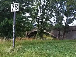 Most Retmański przy ujściu Wilgi do Wisły oraz znak kilometrażu Wisły