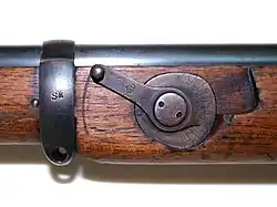 Dodatkowy podnoszony celownik do ognia dalekodystansowego, usunięty w wersji Mk III*