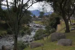 Rzeka Tomebamba płynąca nieopodal centrum miasta