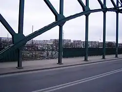 Nitowana konstrukcja mostu z 1914 w ciągu ul.&nbsp;Kościuszki w gdańskim Wrzeszczu (2006)