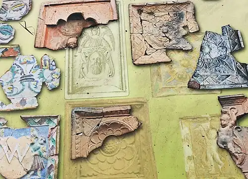 Kafle znalezione w ruinach