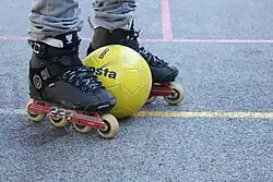 Łyżworolki do gry w piłkę