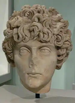 Rzymska głowa młodzieńca, marmur, 140–170 r. n.e.