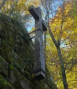 Krzyż na pomniku centralnym