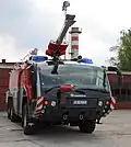 Samochód strażacki Rosenbauer na lotnisku w Bydgoszczy