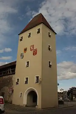 Wieża w Sulzbach-Rosenberg z herbem Czech (drugi od prawej)