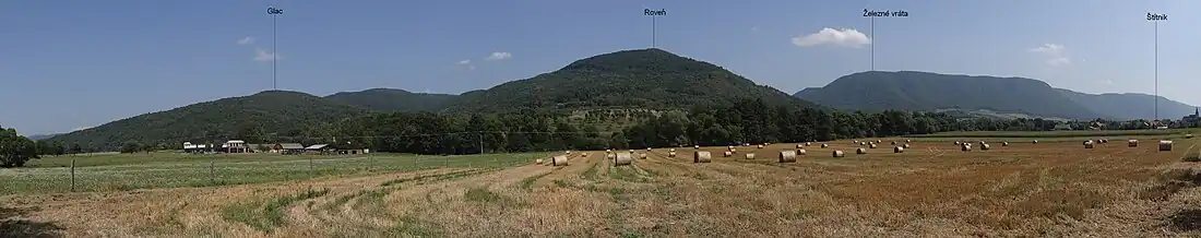 Glac, Roveň, Plešivská planina i wieś Štítnik. Widoczna dolina potoku Roveň między grzbietami Glac i Roveň