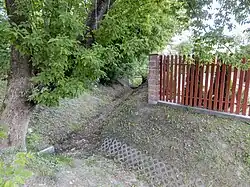 Stary Rów Jeziorki na ursynowskiej Dąbrówce w Warszawie, niedaleko ulicy Karmazynowej, widok w kierunku południowo-wschodnim, połączenie z mniejszym, lokalnym rowem