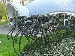 Rzeźba B. Chromego Rowerzyści, w tle galeria autorska B. Chromego „Muszelka”
