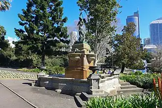 Fontanna przy bramie głównej, jedna z najstarszych części parku.